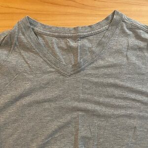 lululemon 5 Year Basic Gray V-Neck T in original Vitasea size L